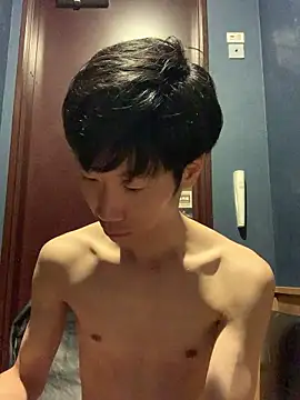 Snapshot of aki_2727 chatting on 12-17-25, 04:28 aki 2727 online show from 12-17-25, 04:28