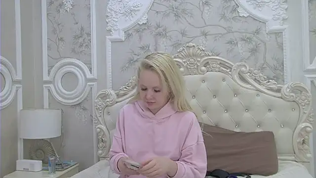 Snapshot of EllieFrosty_ chatting on 06-06-26, 06:24 EllieFrosty online show from 06-06-26, 06:24