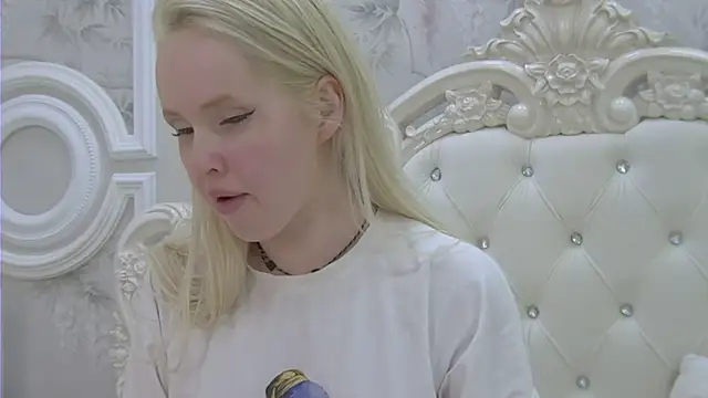 Snapshot of EllieFrosty_ chatting on 05-08-26, 06:56 EllieFrosty online show from 05-08-26, 06:56