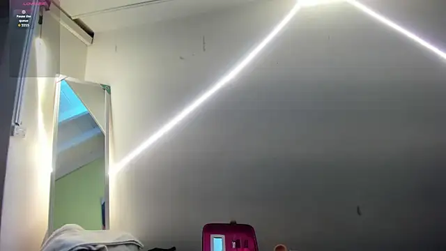 Snapshot of AtheneaArbelaez_ chatting on 10-15-25, 12:46 AtheneaArbelaez online show from 10-15-25, 12:46