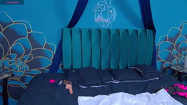 Maylu Fox online show from 12-18-25, 04:11