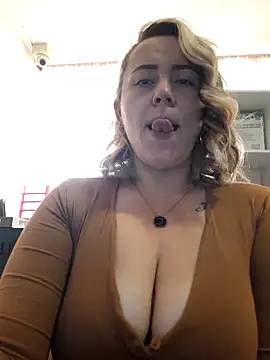 Snapshot of CurvyLust_x chatting on 09-25-25, 02:23 CurvyLust x online show from 09-25-25, 02:23