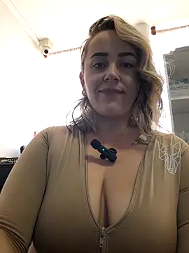 Snapshot of CurvyLust_x chatting on 09-11-25, 03:23 CurvyLust x online show from 09-11-25, 03:23