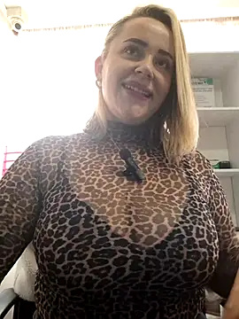 Snapshot of CurvyLust_x chatting on 09-13-25, 02:39 CurvyLust x online show from 09-13-25, 02:39