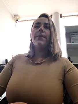 Snapshot of CurvyLust_x chatting on 09-20-25, 04:01 CurvyLust x online show from 09-20-25, 04:01