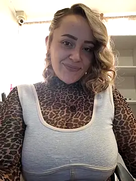 Snapshot of CurvyLust_x chatting on 09-27-25, 02:45 CurvyLust x online show from 09-27-25, 02:45