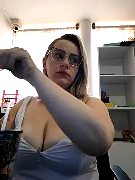Snapshot of CurvyLust_x chatting on 10-23-25, 02:16 CurvyLust x online show from 10-23-25, 02:16