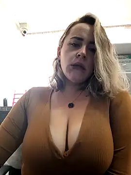 Snapshot of CurvyLust_x chatting on 09-18-25, 02:42 CurvyLust x online show from 09-18-25, 02:42