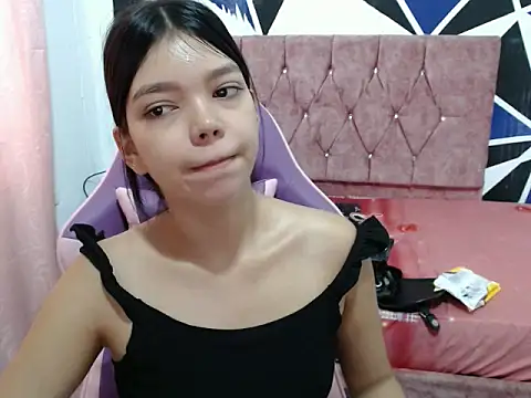 Snapshot of shy_luna18 chatting on 10-15-25, 12:46 shy luna18 online show from 10-15-25, 12:46