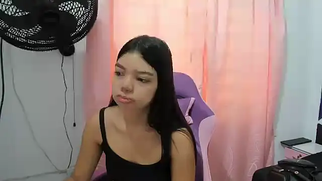 Snapshot of shy_luna18 chatting on 10-01-25, 12:31 shy luna18 online show from 10-01-25, 12:31
