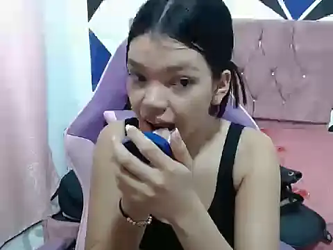 Snapshot of shy_luna18 chatting on 10-17-25, 01:13 shy luna18 online show from 10-17-25, 01:13