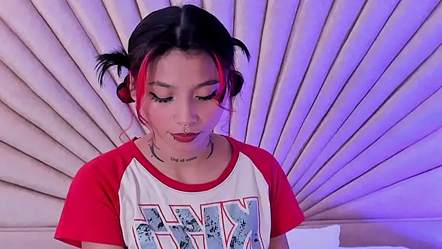 Snapshot of EmaDuff chatting on 10-02-25, 11:24 EmaDuff online show from 10-02-25, 11:24