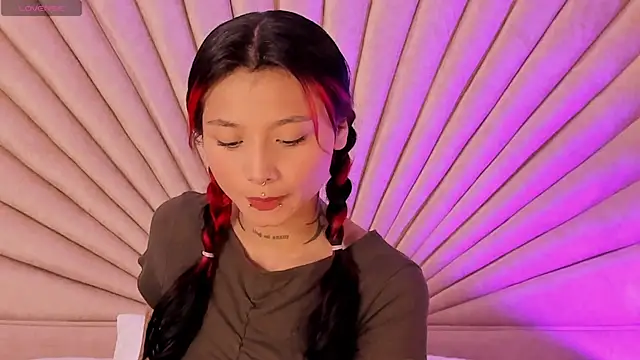 Snapshot of EmaDuff chatting on 10-07-25, 11:33 EmaDuff online show from 10-07-25, 11:33