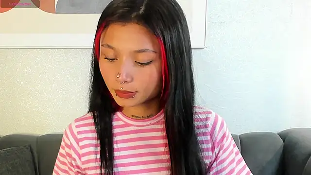 Snapshot of EmaDuff chatting on 10-14-25, 11:55 EmaDuff online show from 10-14-25, 11:55