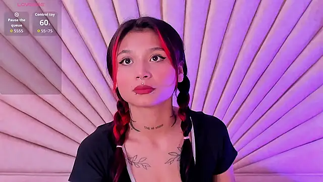 Snapshot of EmaDuff chatting on 10-04-25, 11:12 EmaDuff online show from 10-04-25, 11:12