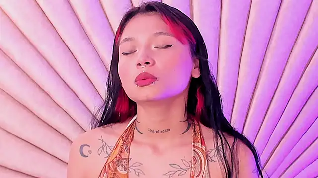 Snapshot of EmaDuff chatting on 10-03-25, 11:45 EmaDuff online show from 10-03-25, 11:45