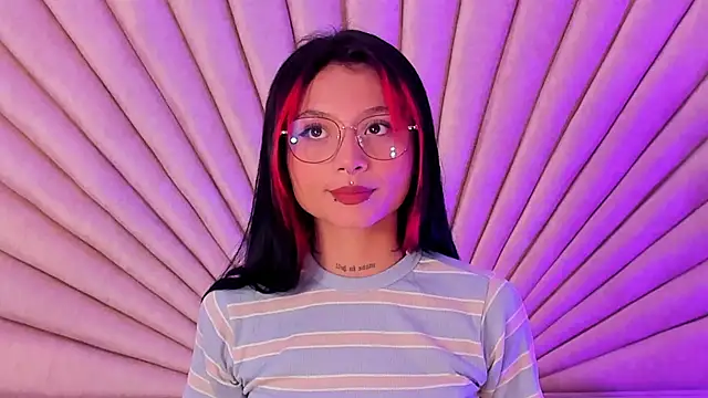 Snapshot of EmaDuff chatting on 09-25-25, 11:38 EmaDuff online show from 09-25-25, 11:38