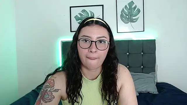 Snapshot of nicolee_8 chatting on 09-24-25, 02:18 nicolee 8 online show from 09-24-25, 02:18