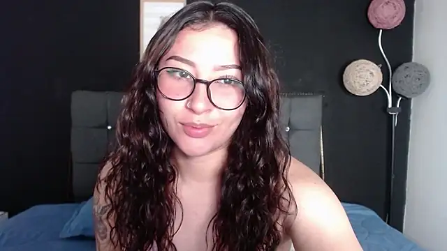 Snapshot of nicolee_8 chatting on 10-08-25, 01:34 nicolee 8 online show from 10-08-25, 01:34