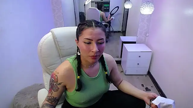 Snapshot of nicolee_8 chatting on 09-18-25, 04:04 nicolee 8 online show from 09-18-25, 04:04