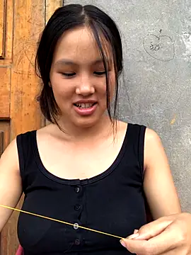 Snapshot of May_nhi chatting on 09-09-25, 08:13 May nhi online show from 09-09-25, 08:13