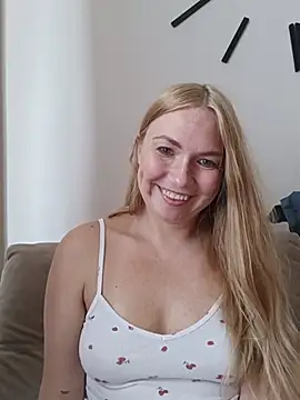 Snapshot of KisaVixen chatting on 07-25-26, 11:16 KisaVixen online show from 07-25-26, 11:16