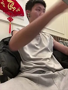 linh21107 online show from 04-12-26, 12:30