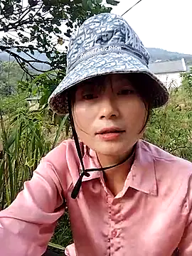 Snapshot of linda_bae00 chatting on 10-12-25, 01:40 linda bae00 online show from 10-12-25, 01:40