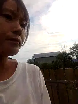 Snapshot of linda_bae00 chatting on 09-18-25, 12:57 linda bae00 online show from 09-18-25, 12:57