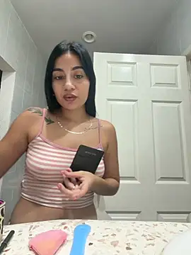 Snapshot of lucy_sweet_22 chatting on 06-12-26, 06:44 lucy sweet 22 online show from 06-12-26, 06:44