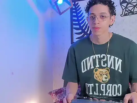 Snapshot of nicolai_drake chatting on 09-18-25, 03:31 nicolai drake online show from 09-18-25, 03:31