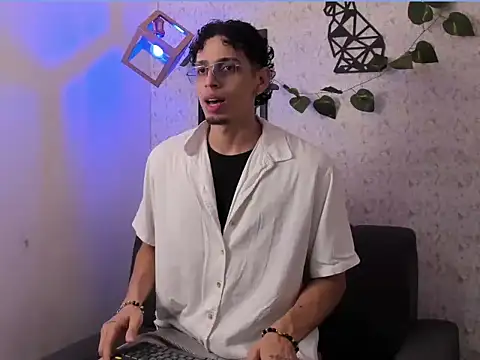 Snapshot of nicolai_drake chatting on 10-15-25, 12:53 nicolai drake online show from 10-15-25, 12:53