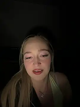 Snapshot of emilypeperoni chatting on 04-30-26, 08:16 emilypeperoni online show from 04-30-26, 08:16