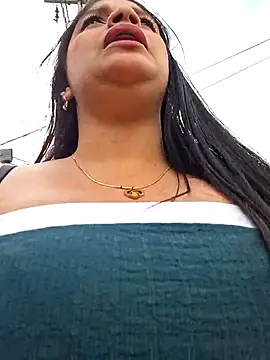 Snapshot of Eiimy_pretty chatting on 10-21-25, 08:19 Eiimy pretty online show from 10-21-25, 08:19