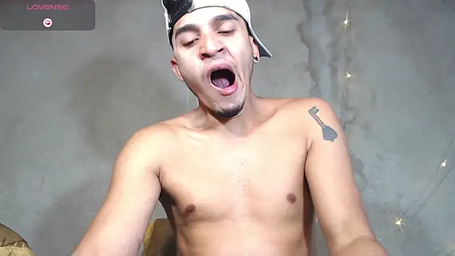 Snapshot of Angel_latinboy chatting on 07-25-26, 02:01 Angel latinboy online show from 07-25-26, 02:01