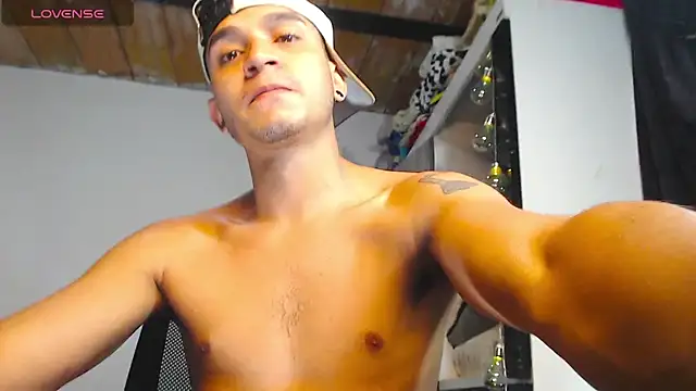 Snapshot of Angel_latinboy chatting on 04-25-26, 01:36 Angel latinboy online show from 04-25-26, 01:36