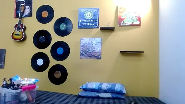 skinnyverus18 online show from 04-10-26, 06:26