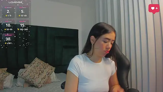 Snapshot of SaraWagner_ chatting on 09-15-25, 12:11 SaraWagner online show from 09-15-25, 12:11