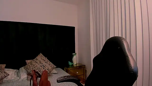 SaraWagner  online show from 04-11-26, 12:18