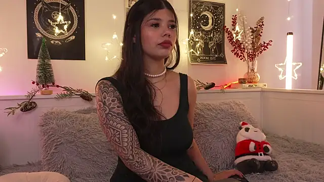 sophieee art online show from 12-16-25, 08:35