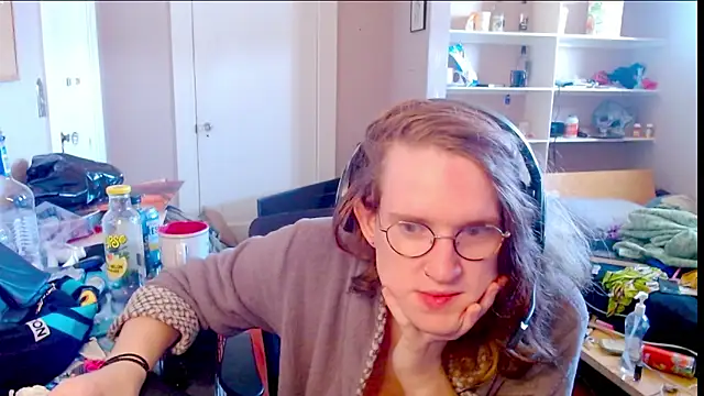 Snapshot of Rewpert chatting on 10-31-25, 06:26 Rewpert online show from 10-31-25, 06:26