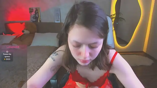 Snapshot of Lunar_Lily chatting on 04-25-26, 05:43 Lunar Lily online show from 04-25-26, 05:43