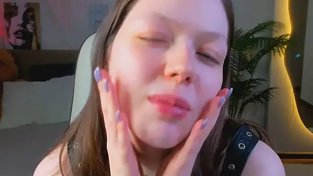 Snapshot of Lunar_Lily chatting on 04-18-26, 05:32 Lunar Lily online show from 04-18-26, 05:32