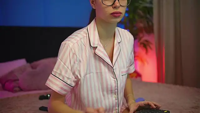 alexxisrae online show from 11-05-25, 04:04