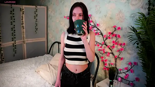 Snapshot of SuzanneHowse chatting on 05-16-26, 04:17 SuzanneHowse online show from 05-16-26, 04:17
