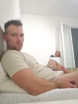 Snapshot of mrlyuis chatting on 09-14-25, 12:44 mrlyuis online show from 09-14-25, 12:44