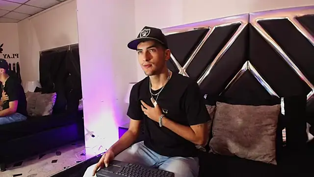 Snapshot of AlekRuizx chatting on 10-17-25, 03:32 AlekRuizx online show from 10-17-25, 03:32