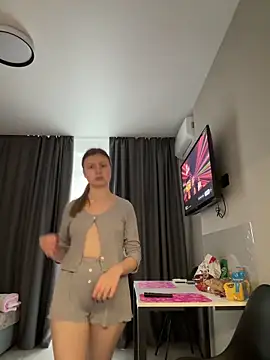 Babyy Lynaa online show from 10-19-25, 10:51
