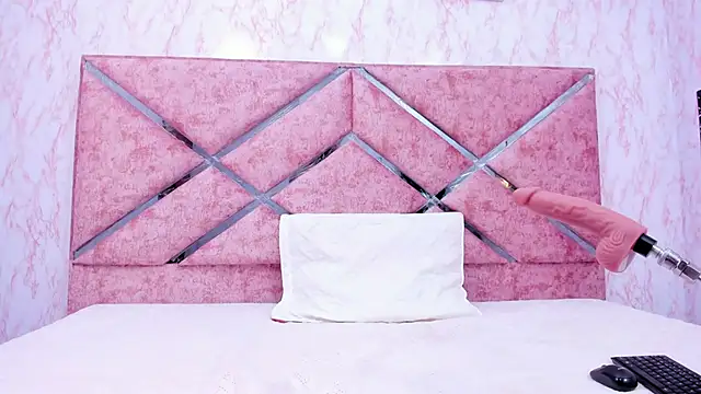 HOT EMIILY  online show from 10-18-25, 11:45