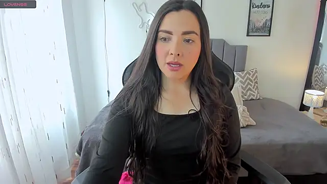 Snapshot of amaia_monet chatting on 10-12-25, 06:42 amaia monet online show from 10-12-25, 06:42